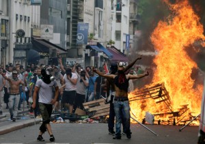 Pro-Palestinians rioting in Sarcelles, Paris (Photo © Reuters)